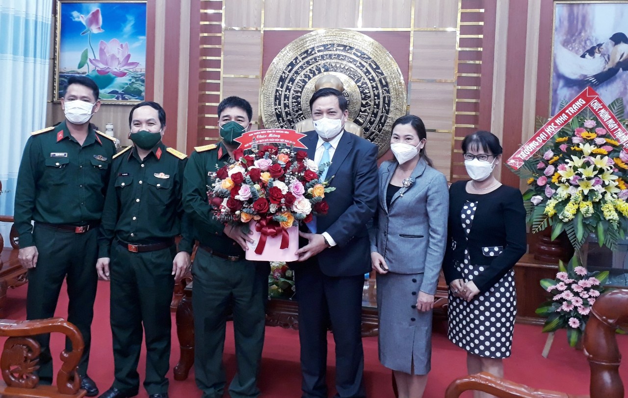 Lãnh đạo Ban Tuyên giáo Tỉnh ủy thăm, chúc mừng cán bộ, chiến sỹ Bộ Chỉ huy Quân sự tỉnh